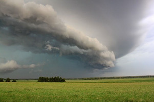 A shelf cloud moves across Nebraska farmland. (Tony Hake / ThorntonWeather.com)