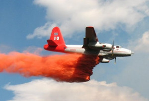 A slurry bomber drops retardant on the Fourmile Canyon Fire. (USFS)